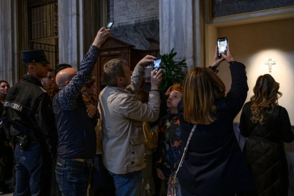 A Humble Farewell: Long Lines Honor Pope Francis at His Final Resting Place