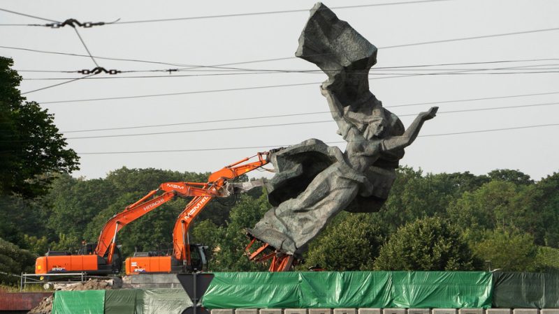 Soviet War Memorials Vandalized: Russia Launches Investigation Across Eastern Europe