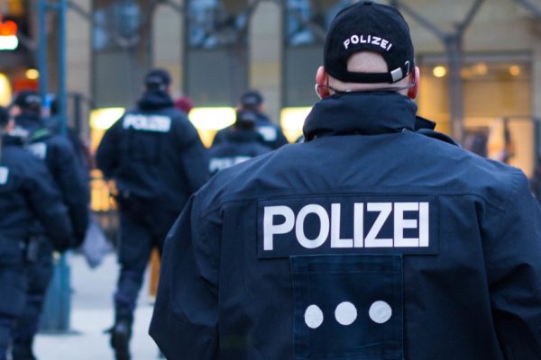 Knife Attack in Hamburg: Multiple Injuries, Suspect Apprehended