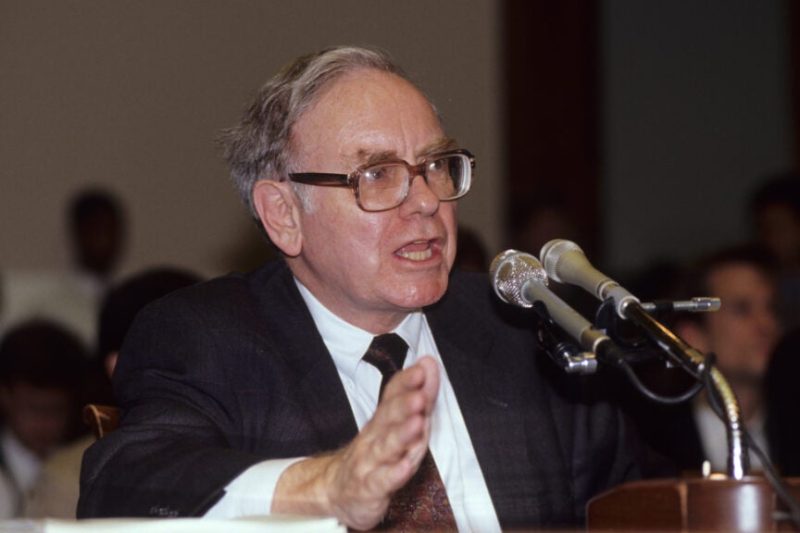 Buffett’s Dollar Dilemma: The Oracle’s Concerns About a Weakening Greenback