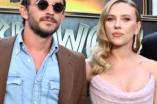 Scarlett Johansson and Jonathan Bailey’s Surprise Red Carpet Kiss!