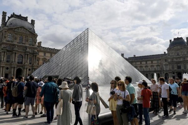 Louvre’s Surprise Closure Leaves Mona Lisa Fans Disappointed