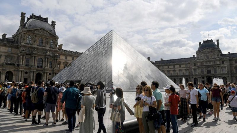 Louvre’s Surprise Closure Leaves Mona Lisa Fans Disappointed
