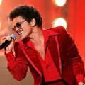 Bruno Mars’ Hilarious Gambling Debt Jokes at Blackpink Concert!