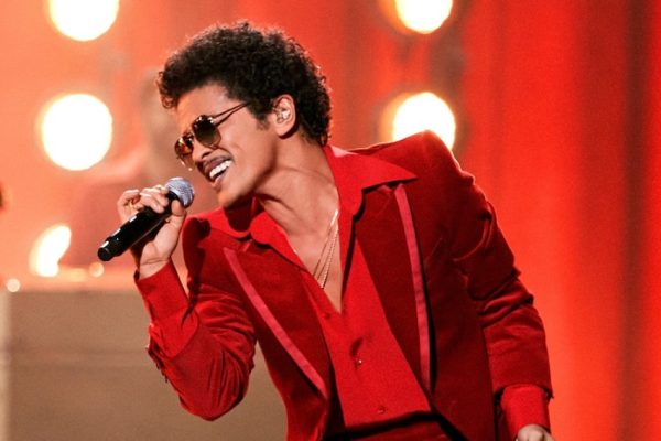 Bruno Mars’ Hilarious Gambling Debt Jokes at Blackpink Concert!