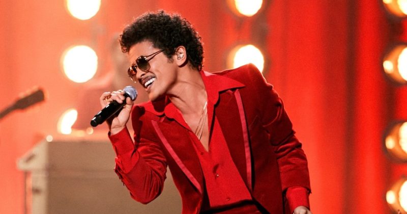 Bruno Mars’ Hilarious Gambling Debt Jokes at Blackpink Concert!