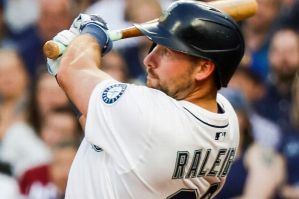 Mariners’ Raleigh Extends Lead, Ends Brewers’ Winning Streak